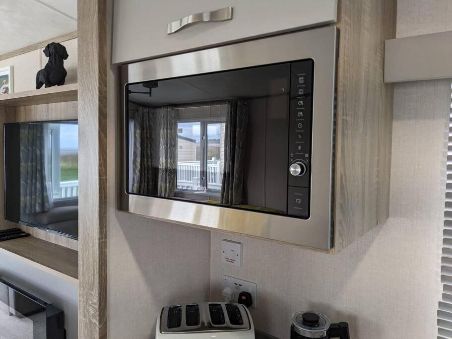Beautiful Pet Friendly Southerness Caravan With Sea View & Decking Area *