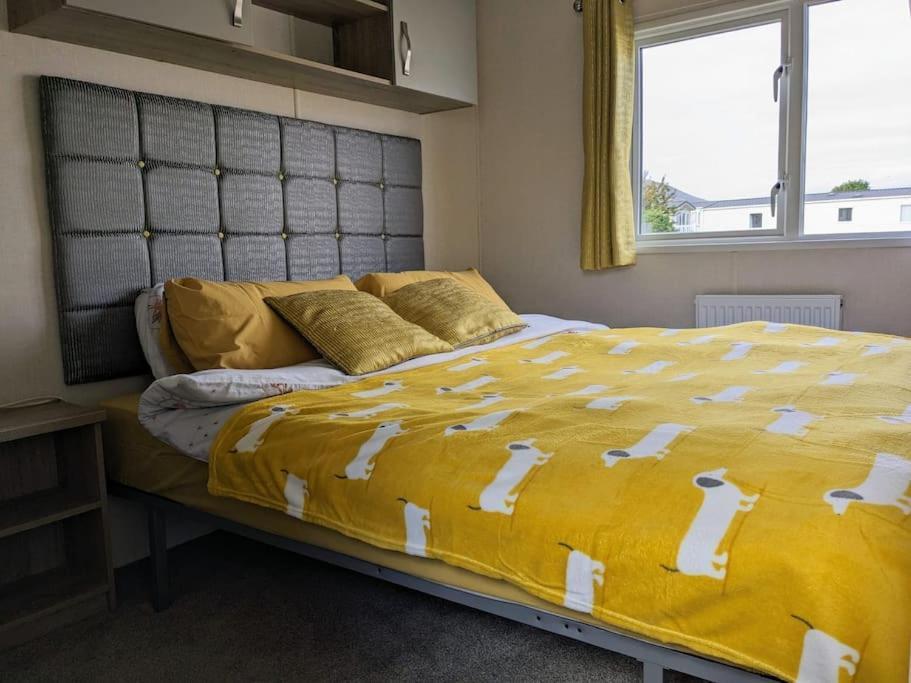 Beautiful Pet Friendly Southerness Caravan With Sea View & Decking Area Holiday home Mainsriddle