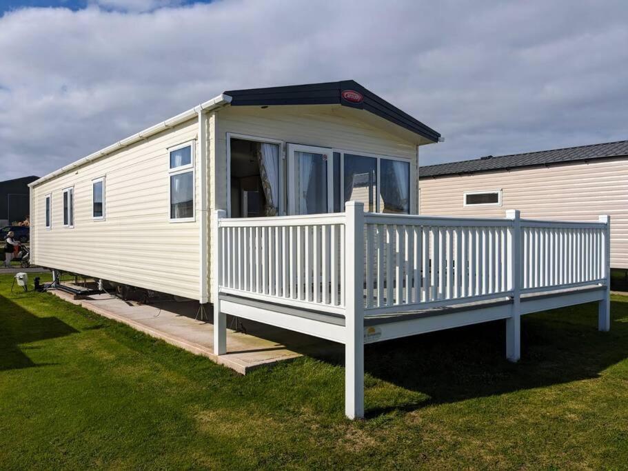 Beautiful Pet Friendly Southerness Caravan With Sea View & Decking Area Holiday home Mainsriddle
