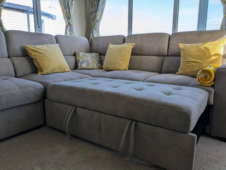 Beautiful Pet Friendly Southerness Caravan With Sea View & Decking Area Holiday home *