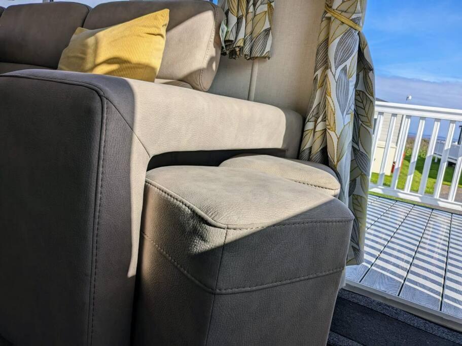 Beautiful Pet Friendly Southerness Caravan With Sea View & Decking Area Holiday home Mainsriddle